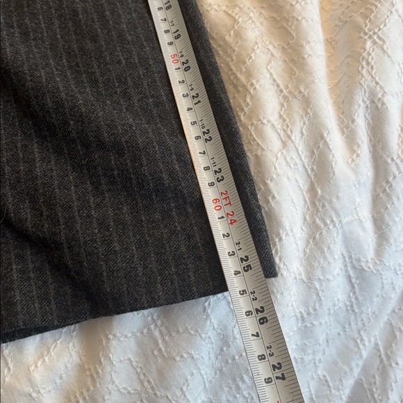 Aritzia Wilfred Jallade Wool
Cashmere Gray Pinstripe Crop
Pants Size 4 - Picture 13 of 13